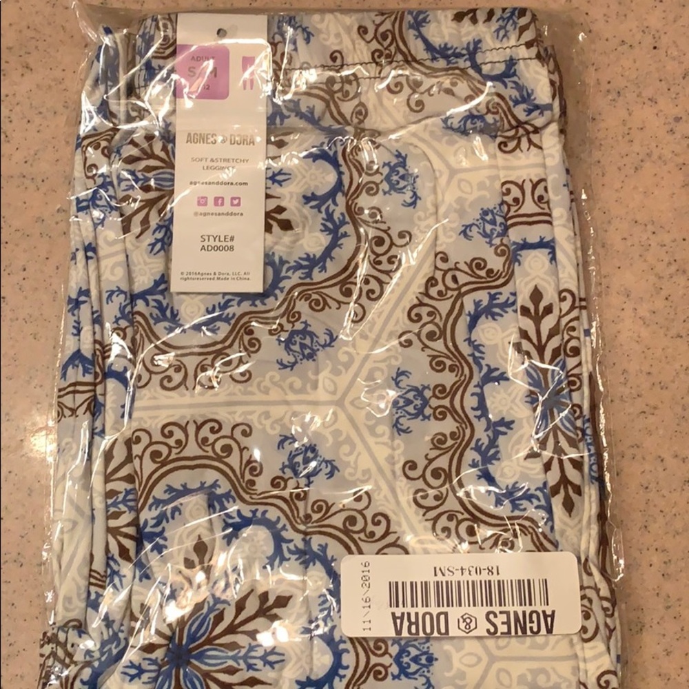 🔥NEW🔥 Agnes and Dora snowflake leggings S/M